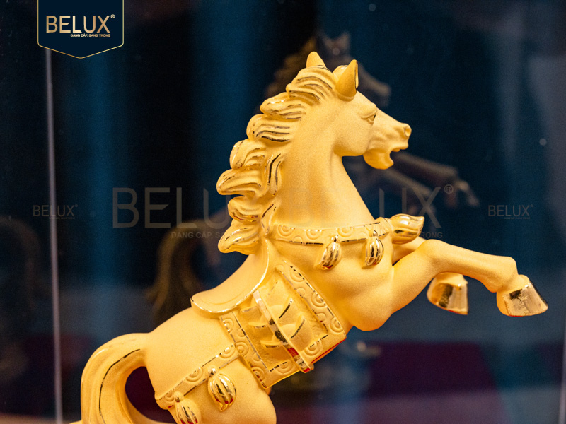 Tượng Ngựa Mã Đáo vàng cát 10x5x13cm